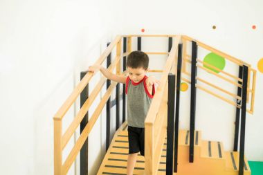 Şirin çocuk bir rampa yürüyüş