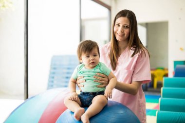 İş yerinde güzel çocuk terapisti