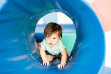 Bir tünel keşfetmek şirin bebek kız