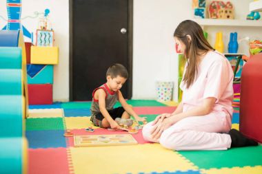 Bir terapi merkezinde oynayan çocuk