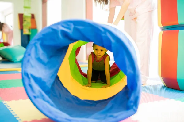 Kid kruipen door een tunnel — Stockfoto