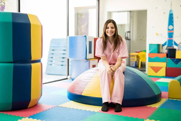 Atractiva terapeuta femenina en el trabajo — Foto de Stock