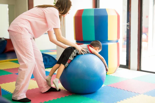 Terapeuta ayudando a un niño a relajarse — Foto de Stock