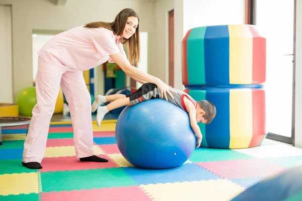 Fazer alguma fisioterapia em uma criança — Fotografia de Stock