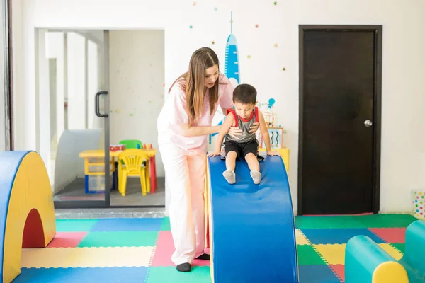 Menino fazendo fisioterapia — Fotografia de Stock