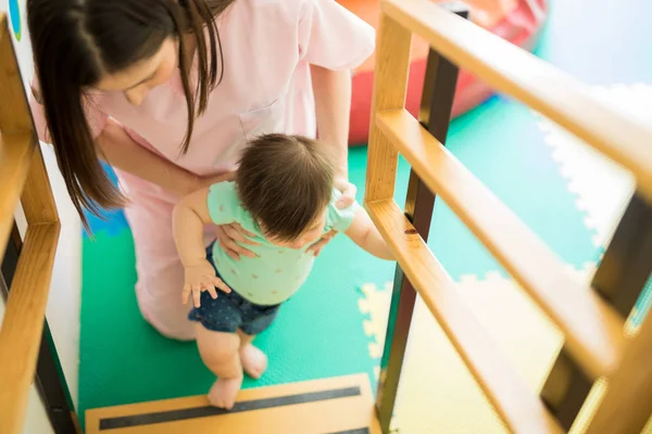Escadas de escalada do bebê com alguma ajuda — Fotografia de Stock