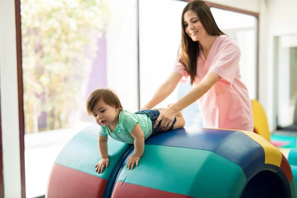 Bebé haciendo ejercicio en un centro de terapia — Foto de Stock