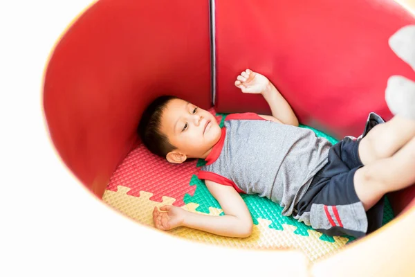 Kleine jongen in een therapie centrum — Stockfoto