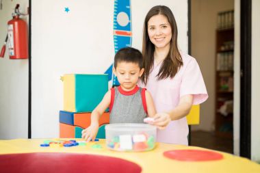 İş yerinde mutlu çocuk terapisti