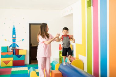 Yürümeye başlayan çocuk dengesini üzerinde çalışma