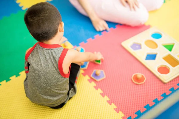 Ragazzino imparare forme diverse — Foto Stock