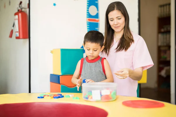 Ragazzino che fa terapia linguistica — Foto Stock