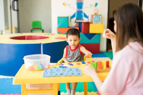 Niño aprendiendo el alfabeto —  Fotos de Stock