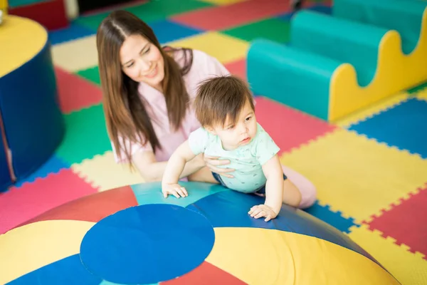 Bebé escalando y haciendo ejercicio — Foto de Stock