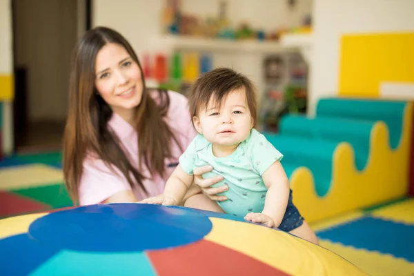 Baby early stimulation in a school — Stock Photo, Image