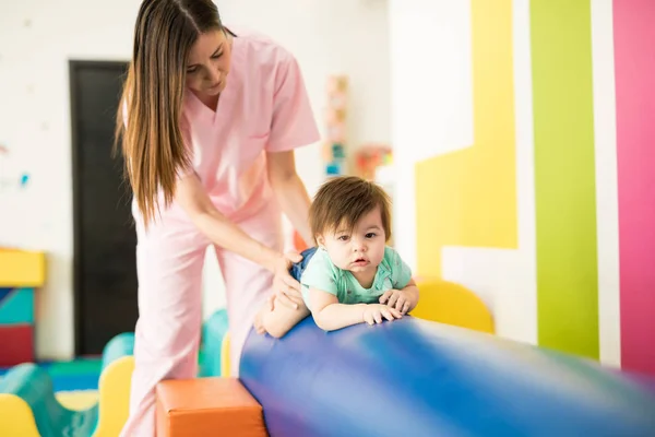 Niedliches Baby arbeitet an seinem Gleichgewicht — Stockfoto