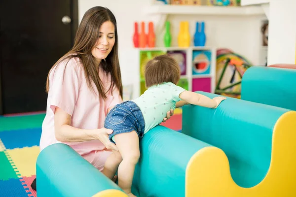 Bebê praticando rastejando em uma escola — Fotografia de Stock