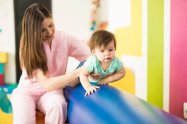 Hübsches Baby krabbelt in einer Schule — Stockfoto