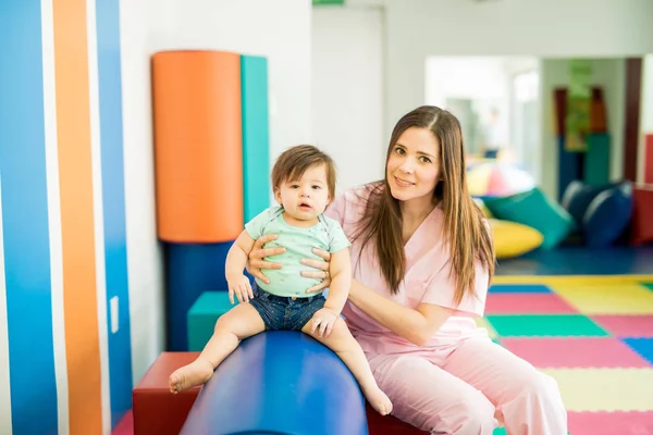 Baby and therapist in a school — Stock Photo, Image