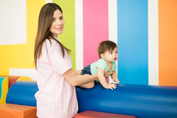 Kobieta pracuje w centrum terapii dziecka — Zdjęcie stockowe