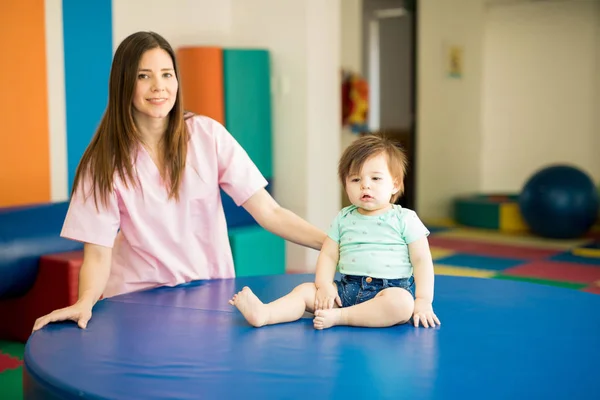 Lindo bebé en la clase de estimulación temprana — Foto de Stock