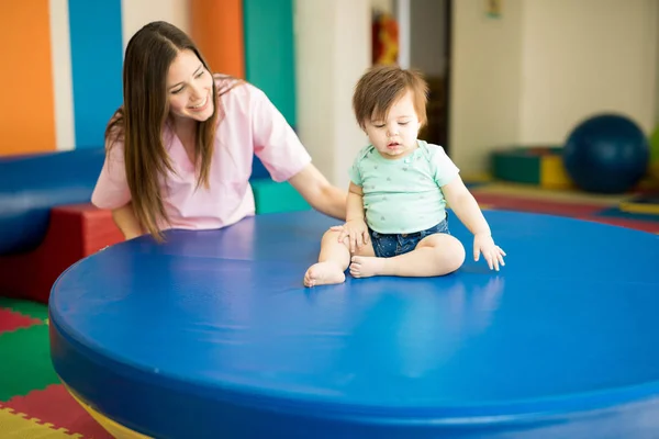 Terapista che aiuta un bambino a praticare l'equilibrio — Foto Stock