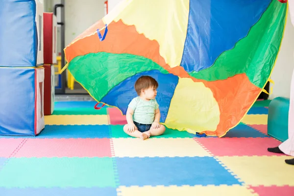 Farklı renkler keşfetmek bebek