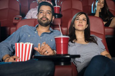 Çift tutuşup sinemada