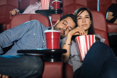 Adam sinema yanındaki kız uykuda