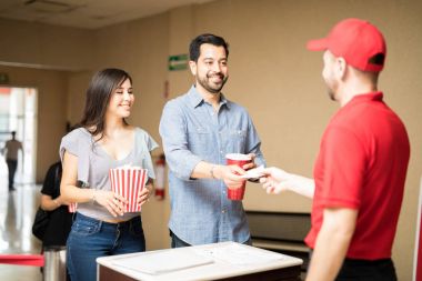 Çift sinema biletleri teslim etme