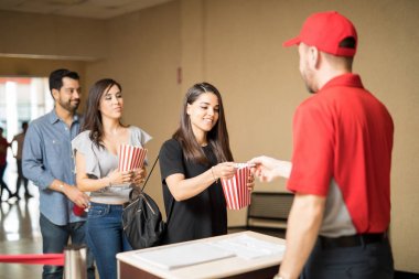 Biletleri sinema memuruna teslim kadın