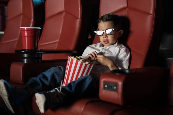 Garçon en lunettes 3D assis dans le cinéma théâtre — Photo