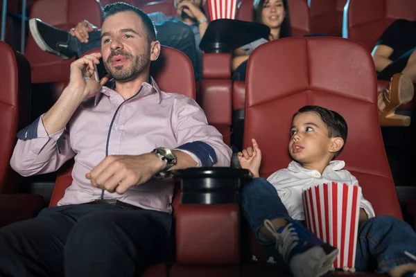 Muž mluví o telefonu v kině — Stock fotografie