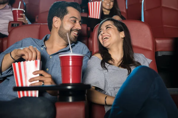Couple riant au cinéma — Photo