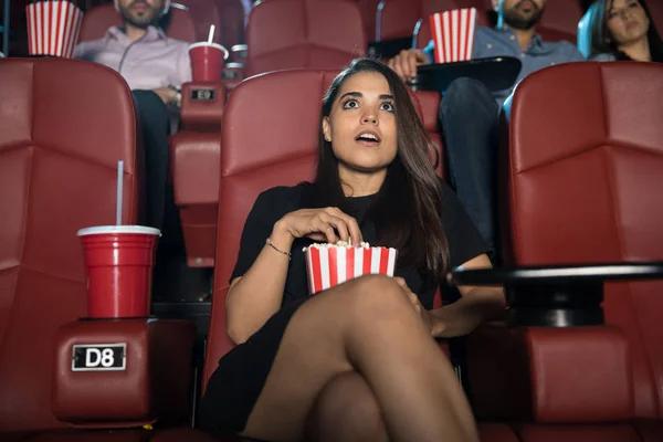 Femme regarder un film et manger du pop-corn — Photo