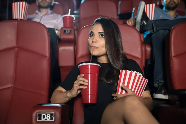 Femme buvant du soda au cinéma — Photo
