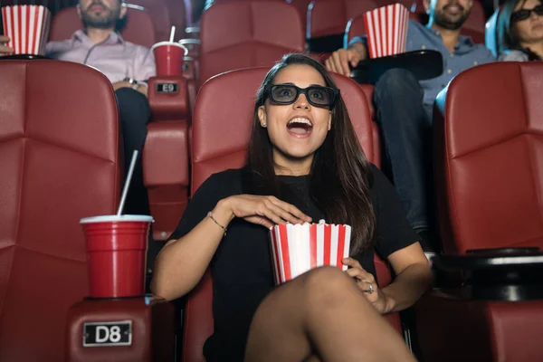 Förvånad kvinna titta på 3d-film — Stockfoto
