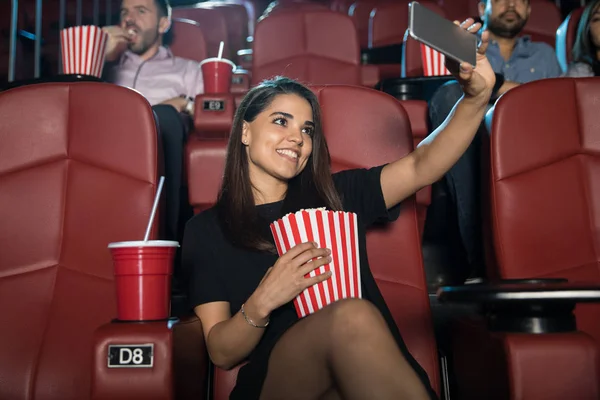 Mujer tomando selfie en el cine —  Fotos de Stock