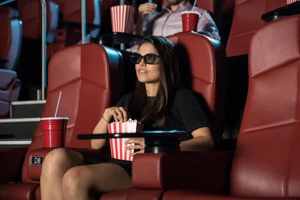 Woman wathcing 3d movie with popcorn — Stock Photo, Image