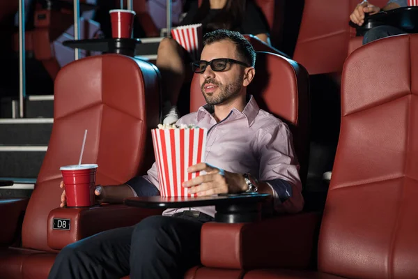 Homme avec des lunettes 3D regarder le film — Photo