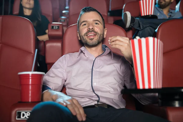 Homme mangeant du pop-corn au cinéma — Photo