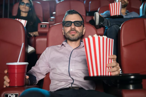 Homme dans 3d lunettes regarder film — Photo