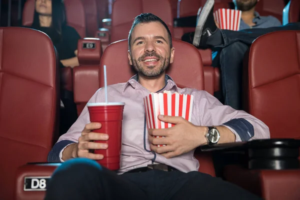 Man holding soda and popcorn at cinema — Stock Photo, Image