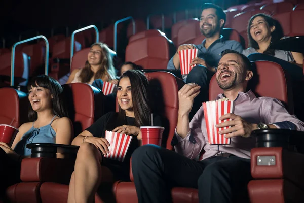 Люди смеются над кинотеатром — стоковое фото
