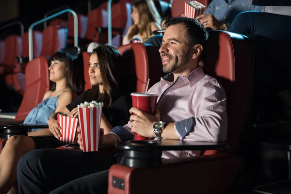Les gens regardent des films et mangent du pop-corn — Photo