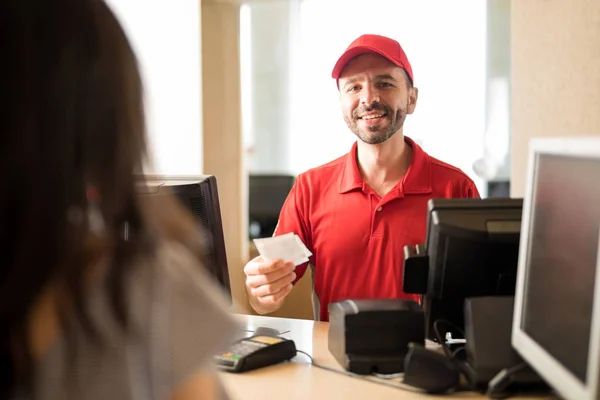 Werknemer overhandigen tickets bij bioscoop — Stockfoto