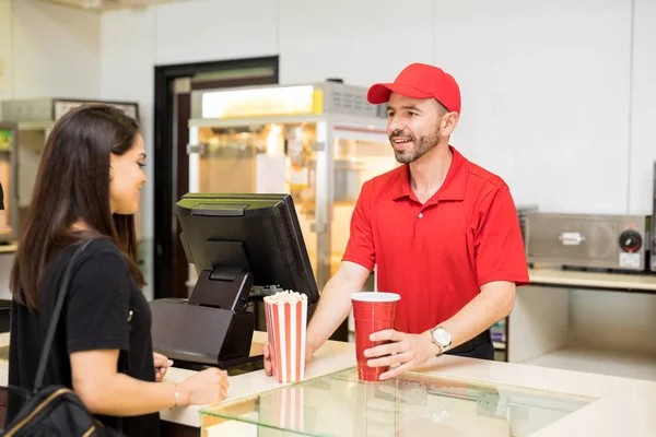 Arbeiter serviert Essen am Konzessionsstand — Stockfoto