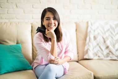 Tv uzaktan ile İspanyol kadın