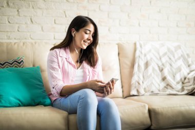 telefon mesaj attığın için kullanan kadın