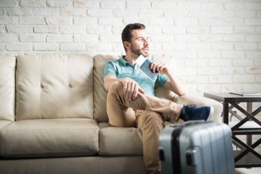 Taksi için bekleyen adam